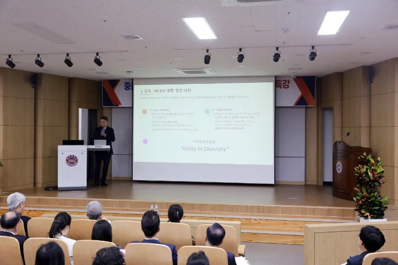 연사가 발표 화면을 띄워 놓고 강연하고, 참석자들이 듣는 모습