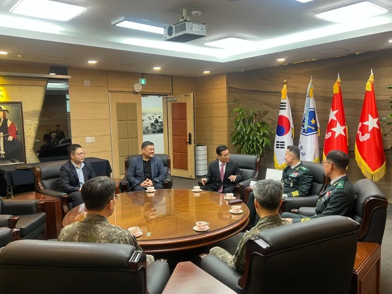 황윤원 총장이 육군학생군사학교 접견실에서 군 관계자들과 둥근 탁자에 둘러앉아 이야기를 나누는 모습