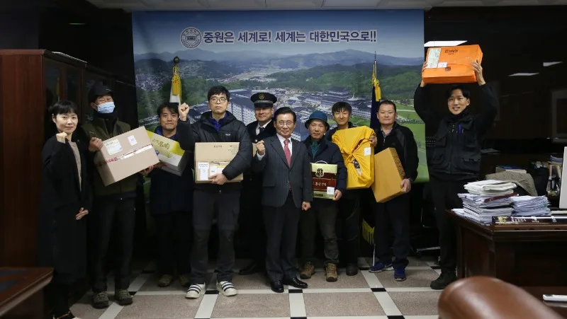 황윤원 총장과 현장 직원들이 명절 선물 상자를 들고 단체 사진을 찍은 모습