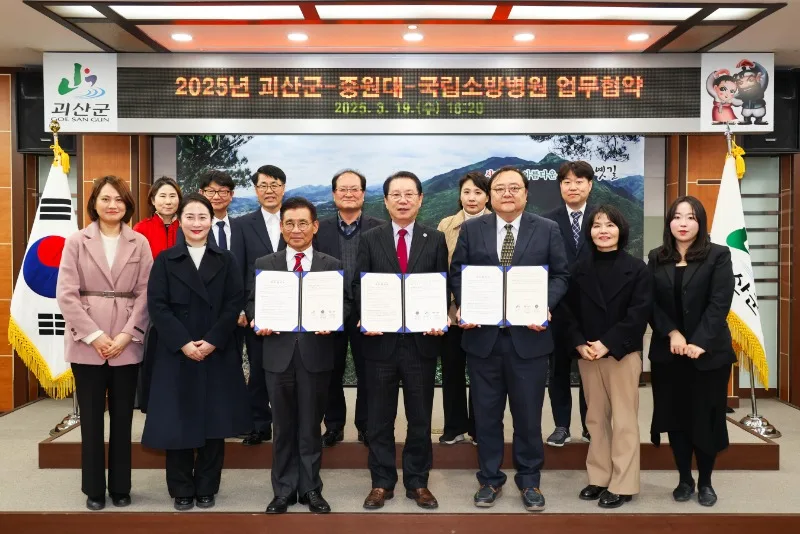 같은 협약식에서 세 기관장과 관계자들이 협약서를 들고 단체 사진을 찍은 모습