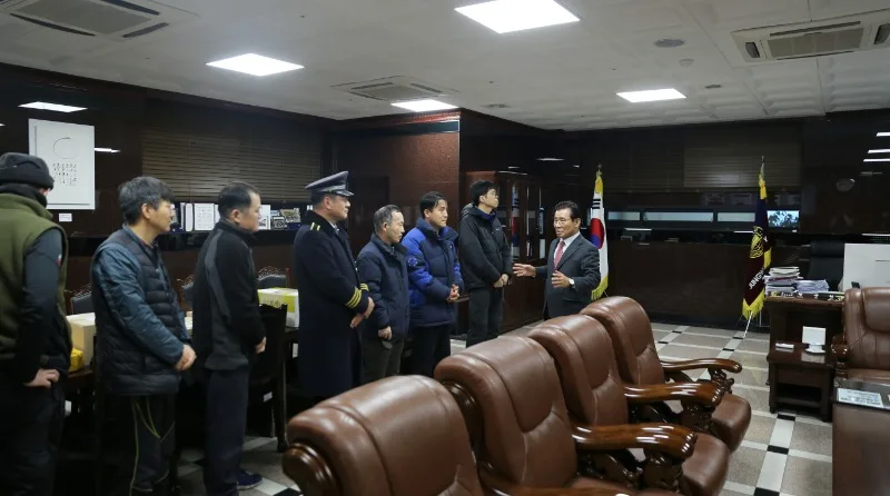 황윤원 총장이 총장실에서 현장 직원들에게 인사말을 하는 모습