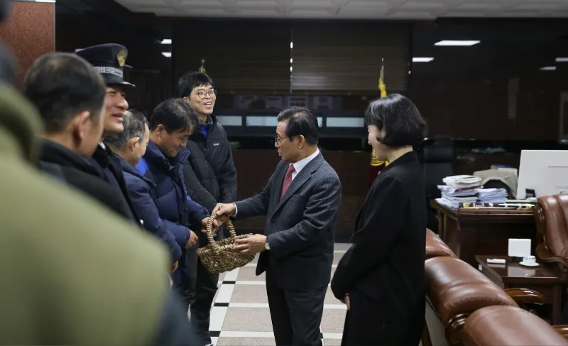 황윤원 총장이 바구니를 내밀어 직원들이 선물 제비를 뽑는 모습