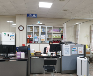 건강관리센터 내부. 진료용 침상과 약품장이 놓여 있다